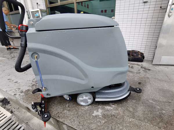 洗地機在工廠地面保潔中發揮了哪些重要作用