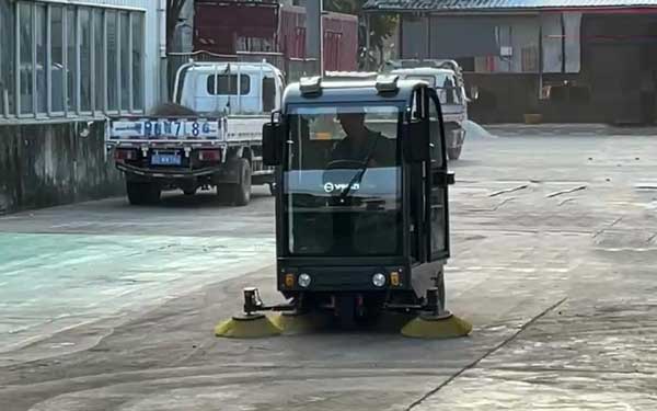 大型工業(yè)掃地機是如何運輸送貨的
