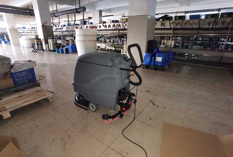 手推式與駕駛式地板清潔設備 手推式與駕駛式地板清潔設備