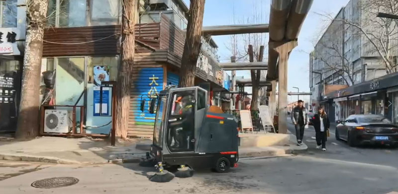 有駕駛掃地機小區保潔不再難