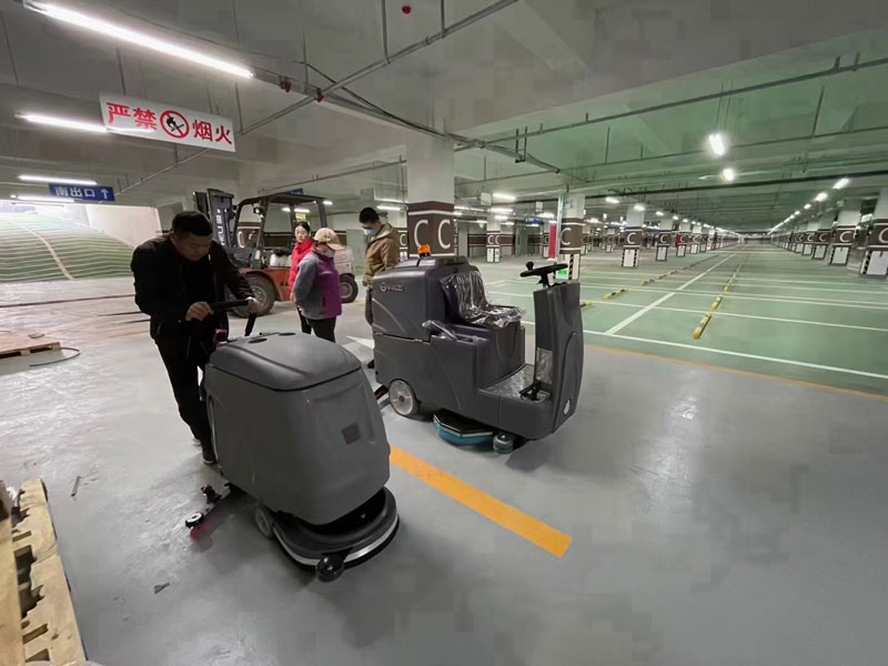 采用電池式全自動洗地機，易于清潔消毒，節省時間和人工成本！