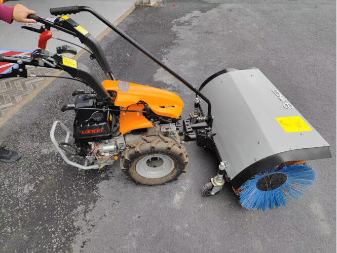 立冬剛過，小型掃雪機來了