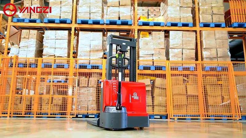 電動(dòng)叉車(chē)在倉(cāng)庫(kù)中的好處 電動(dòng)叉車(chē)在倉(cāng)庫(kù)中的好處