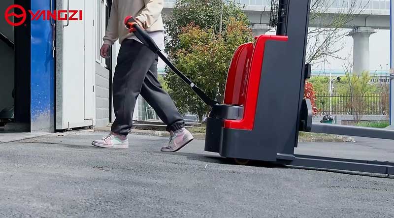 冬季天氣的 5 個(gè)叉車(chē)安全提示 冬季天氣的 5 個(gè)叉車(chē)安全提示