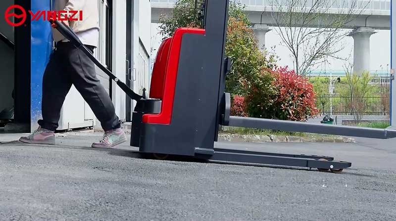 何時(shí)使用叉車(chē)與托盤(pán)搬運(yùn)車(chē) 何時(shí)使用叉車(chē)與托盤(pán)搬運(yùn)車(chē)