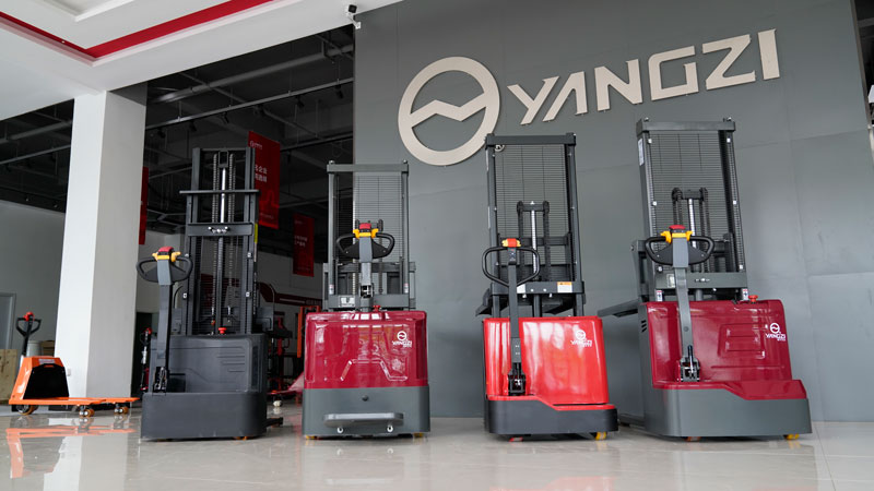 自動(dòng)叉車(chē)的優(yōu)點(diǎn)和缺點(diǎn) 自動(dòng)叉車(chē)的優(yōu)點(diǎn)和缺點(diǎn)