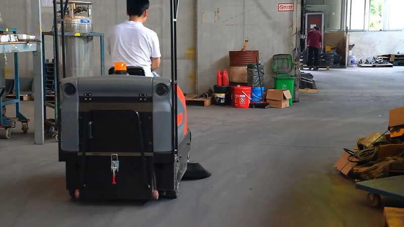 駕駛式掃地機解決工廠地面清潔難題 駕駛式掃地機解決工廠地面清潔難題